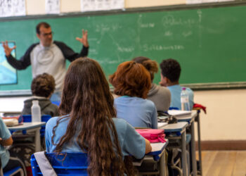 Secretaria da Educação do Paraná Define Regras para Uso de Celulares em Sala de Aula