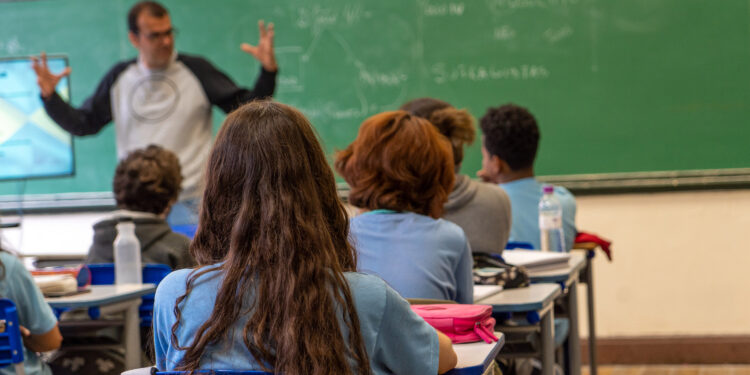 Secretaria da Educação do Paraná Define Regras para Uso de Celulares em Sala de Aula