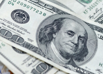 Dólar Alcança R$ 5,70 e B3 Encerra em Queda; Mercado Reflete Incertezas Econômicas