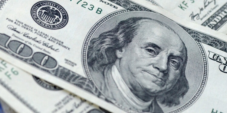 Dólar Alcança R$ 5,70 e B3 Encerra em Queda; Mercado Reflete Incertezas Econômicas