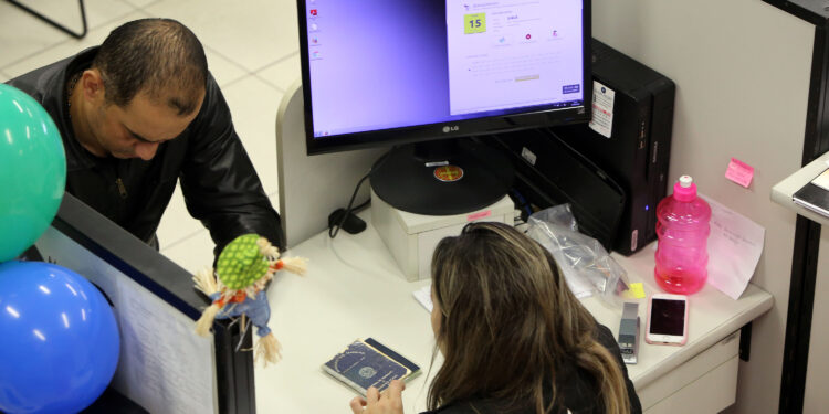 Semana começa com mais de 20 mil oportunidades de emprego no Paraná