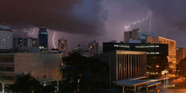 Projeto de Lei no Paraná Quer Tornar Inspeções de Sistemas para Raios Obrigatórias