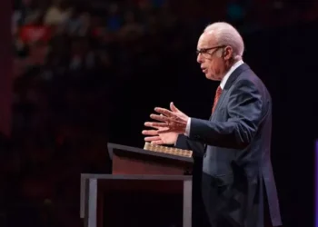 John MacArthur Critica Kamala Harris e Declara: “Jesus Não Está Presente”
