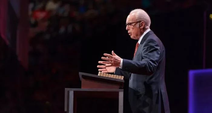 John MacArthur Critica Kamala Harris e Declara: “Jesus Não Está Presente”