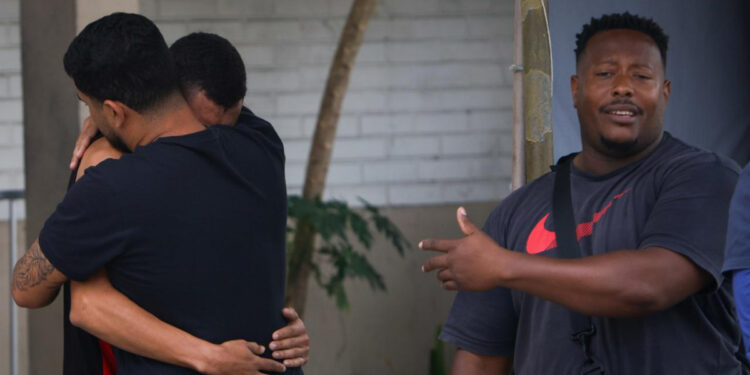 Tragédia na Avenida Brasil: Passageiro Baleado em Tiroteio Não Resiste