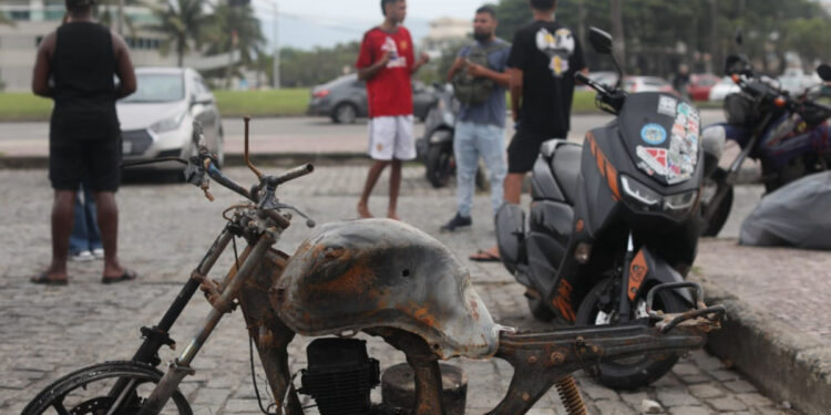 Motoboys Sofrem Prejuízo após Incêndio Provocado por Torcedores do Peñarol no Rio