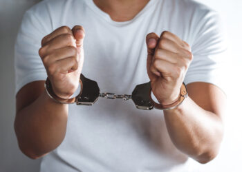 Polícia Cumpre Mandado de Prisão no Centro de Pinhão e Detém Homem Envolvido em Furtos e Roubos