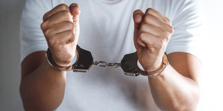 Polícia Cumpre Mandado de Prisão no Centro de Pinhão e Detém Homem Envolvido em Furtos e Roubos