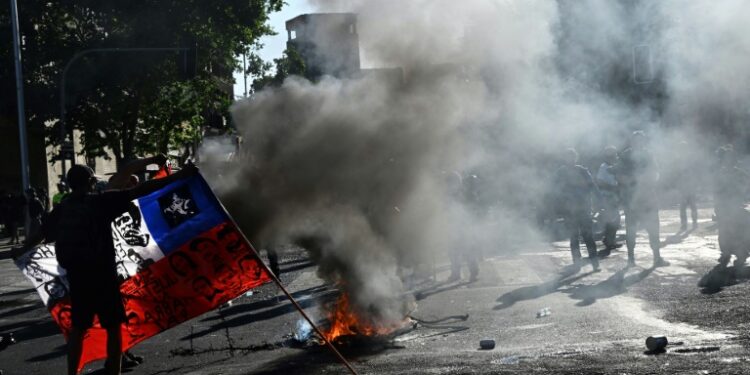 Explosão de Bomba em Colégio Chileno Deixa Dezenas de Estudantes Feridos