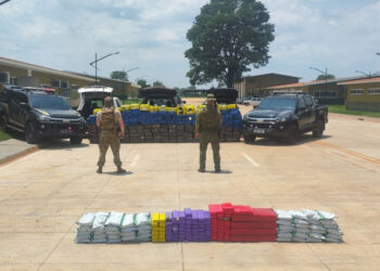 “Carga Secreta Interceptada: PMPR Apreende 28 Toneladas de Maconha e Inseticidas Ilegais em Terra Roxa”