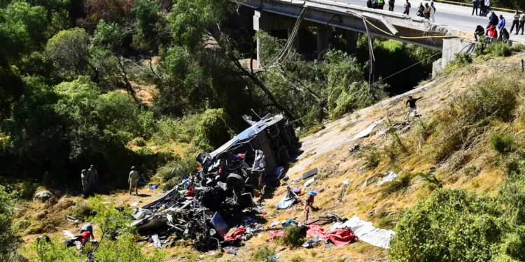 “Tragédia nas Estradas do México: Acidente de Ônibus Deixa 19 Mortos e Vários Feridos”