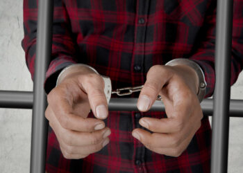 “Moto Alterada, Munição na Mochila e Contradições: Jovem de 19 Anos é Detido em Prudentópolis”