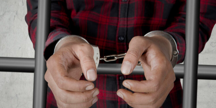 “Moto Alterada, Munição na Mochila e Contradições: Jovem de 19 Anos é Detido em Prudentópolis”