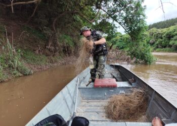 “Rios Limpam a Consciência: Polícia Ambiental Recolhe Redes e Espinheis em Patrulhamento”