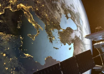 “Ruptura Espacial: Satélite Intelsat 33e se Fragmenta e Aumenta o Risco de Lixo Espacial”