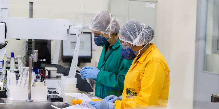 Lacen-PR atinge marca de meio milhão de exames em 2024 e se consolida como referência nacional