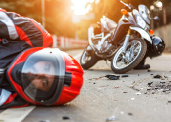 “Encruzilhada do Destino: Colisão Frontal Entre Motocicletas Mobiliza Equipes em Turvo”