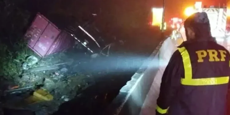 Tragédia na BR-376: Colisão Fatal Tira Nove Vidas em Guaratuba – Paraná