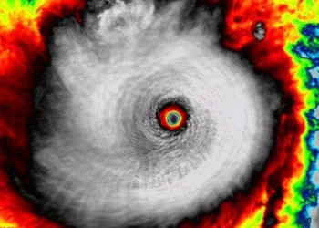 Furacão Milton Ameaça a Costa da Flórida com Força Devastadora e Evacuações em Massa