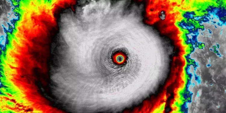 Furacão Milton Ameaça a Costa da Flórida com Força Devastadora e Evacuações em Massa