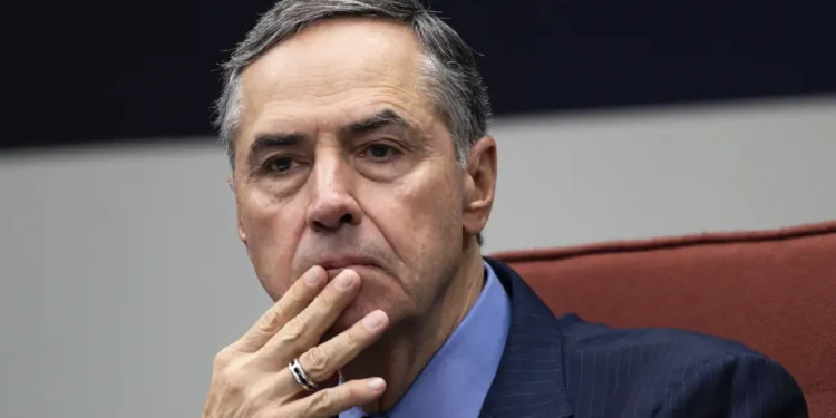 Barroso Defende STF em Meio a Debates Sobre Limitação de Poderes e PEC nº 8/2021