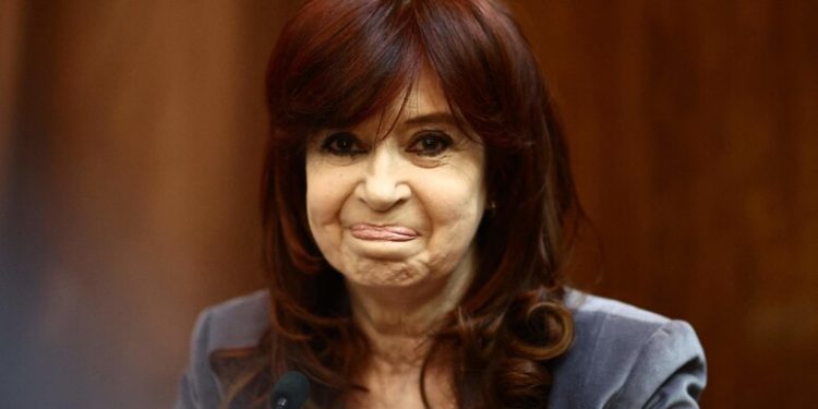 Cristina Kirchner Enfrenta Derrota Judicial e Planeja Reação Política: Condenação por Corrupção é Mantida