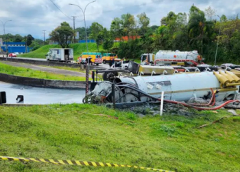 Tragédia e Bloqueio: Caminhão Tomba na BR-116 e Deixa um Morto e um Ferido