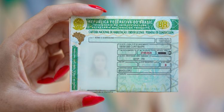 “Detran-PR Alerta Motoristas Sobre Novo Golpe Envolvendo Falsas Notificações de CNH”