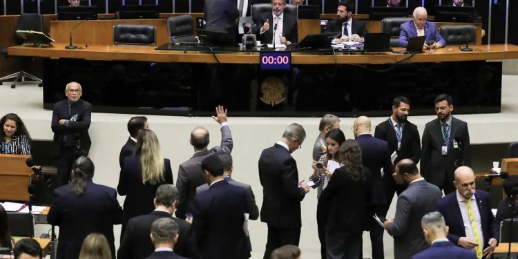 “Câmara Aprova Regras de Transparência para Emendas Parlamentares: Nova Era no Controle do Orçamento”