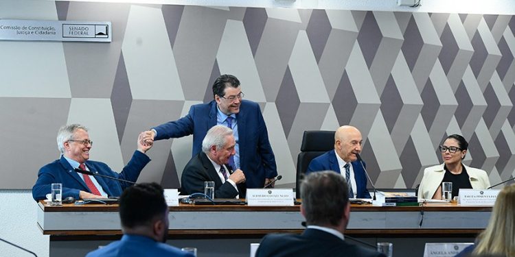 “Reforma Tributária e o Simples Nacional: Pequenos Negócios em Risco”