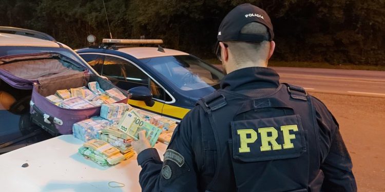 “PRF Apreende Mais de R$ 1 Milhão em Dinheiro Furtado Durante Operação no RS”
