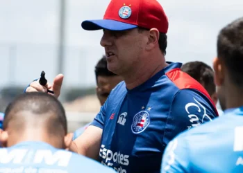 “Provocação ou Desrespeito? Boneco com Imagem de Rogério Ceni é Pendurado em Viaduto em Salvador”