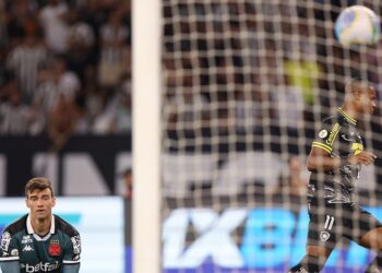 Botafogo Brilha na Estreia da Camisa Sangue Alvinegro e Goleia o Vasco por 3 a 0