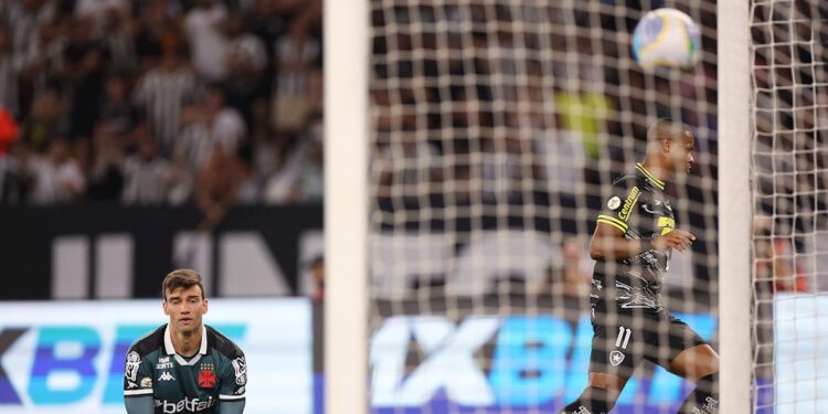 Botafogo Brilha na Estreia da Camisa Sangue Alvinegro e Goleia o Vasco por 3 a 0