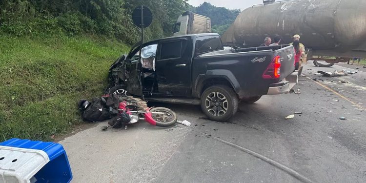 “Adolescente ao volante: acidente em Almirante Tamandaré paralisa trânsito e levanta debate sobre imprudência”