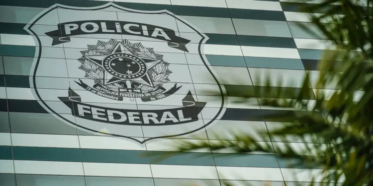 PF Investiga Fraude em Empréstimos da Caixa Econômica Federal com Envolvimento de Funcionários e Clientes