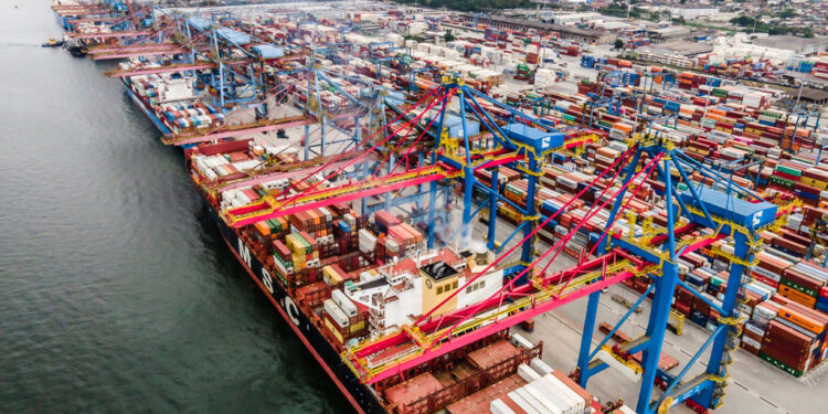 Desvalorização de Commodities e Falta de Política Econômica Eficiente Fazem Superávit Comercial do Brasil Cair em Outubro