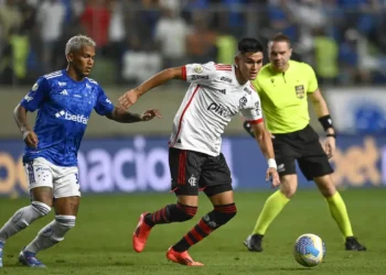 David Luiz Brilha em Belo Horizonte: Flamengo Derrota Cruzeiro com Golaço de Falta