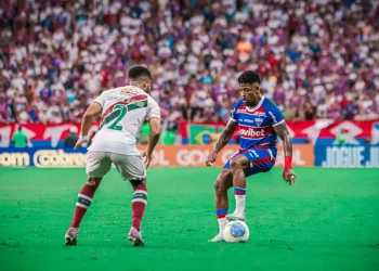 “Fluminense e Fortaleza Se Enfrentam no Maracanã em Confronto de Extremos no Brasileirão”