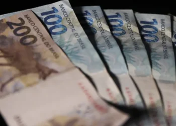 Promessas Não Cumpridas e Desafios Econômicos: O Brasil de Lula Enfrenta Déficits, Gastos e Decepção