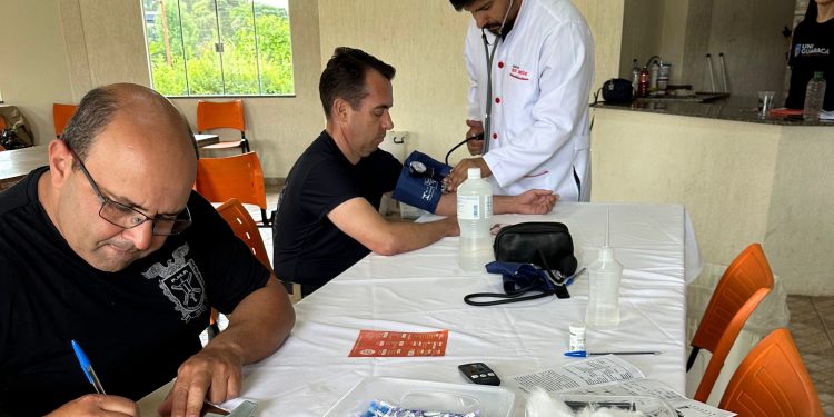 “16º BPM e UniGuairacá Promovem Feira de Saúde em Guarapuava para Valorizar Policiais Militares”