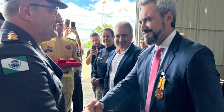 Deputado Fabio Oliveira Recebe Medalha “Mérito 12° GB” em Cerimônia de Inauguração de Obras de Modernização do Quartel dos Bombeiros de Guarapuava