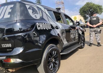 “Arma Turca e Munições Apreendidas em Guarapuava: Ação Conjunta do Pelotão de Choque e Polícia Judiciária Cumpre Mandado Judicial”