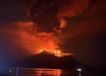 “Vulcão na Indonésia Lança Cinzas a 10 km de Altura e Ameaça População Local”