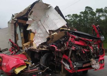 “Acidente entre Caminhões Trava BR-376 em Guaratuba e Deixa Motorista Ferido”