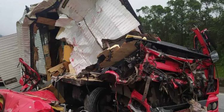 “Acidente entre Caminhões Trava BR-376 em Guaratuba e Deixa Motorista Ferido”