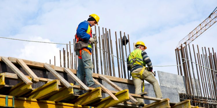 “Fim da Escala 6×1: Proposta Divisiva Agita Debate em Meio à Crise Econômica”