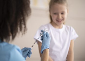 “Saúde do RJ Alerta para Vacinação Contra Meningite em Adolescentes e Grupos de Risco: Casos e Óbitos Acendem Sinal Vermelho”