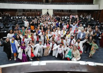 Fabio Oliveira celebra 12 anos de “Especialistas da Alegria” com homenagem emocionante na Alep