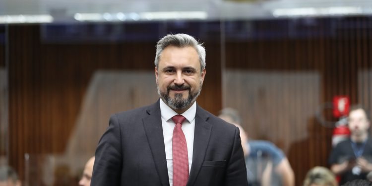 “Ciência e Inovação: Deputado Fabio Oliveira Destaca Investimentos para Impulsionar Indústrias do Paraná”